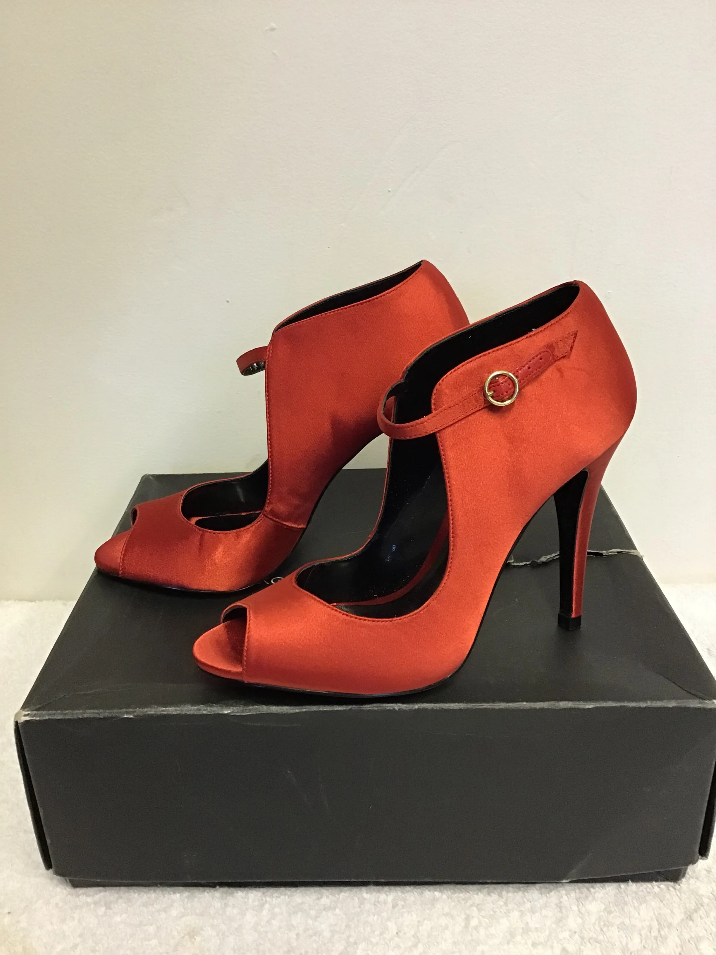 BRAND NEW KURT GEIGER RED SATIN PEEPTOE OCCASION HEELS SIZE 5/38