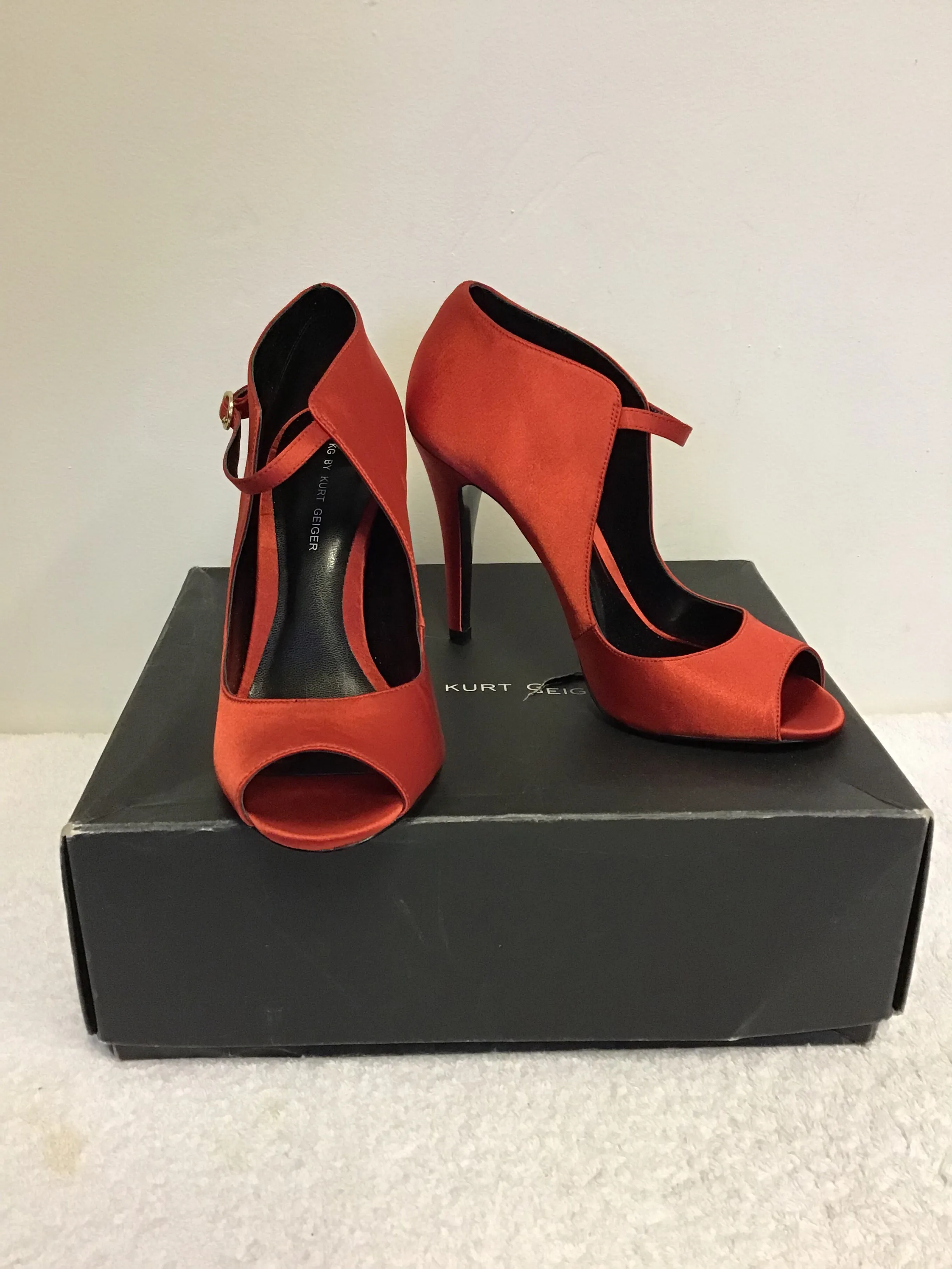 BRAND NEW KURT GEIGER RED SATIN PEEPTOE OCCASION HEELS SIZE 5/38