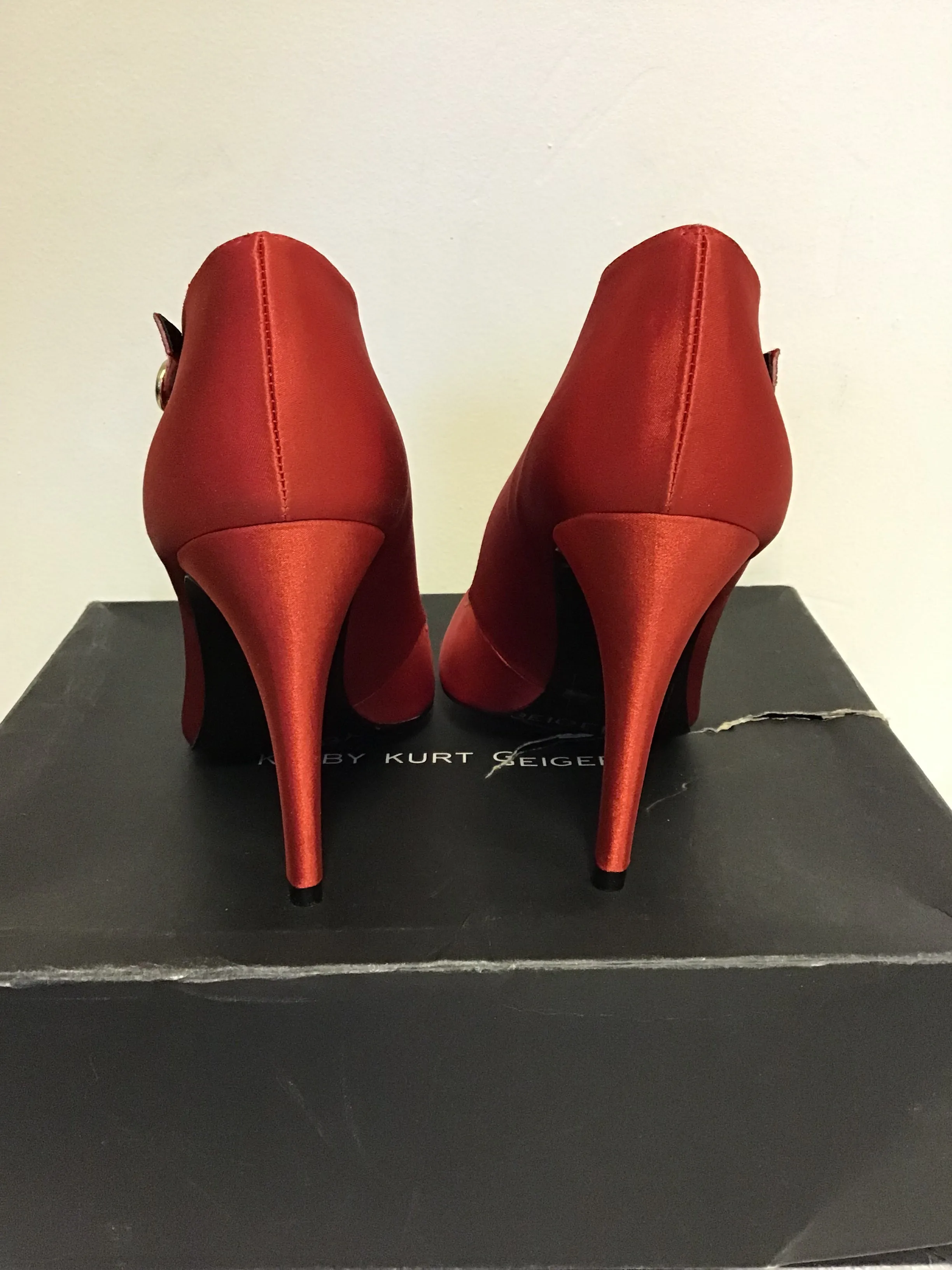 BRAND NEW KURT GEIGER RED SATIN PEEPTOE OCCASION HEELS SIZE 5/38