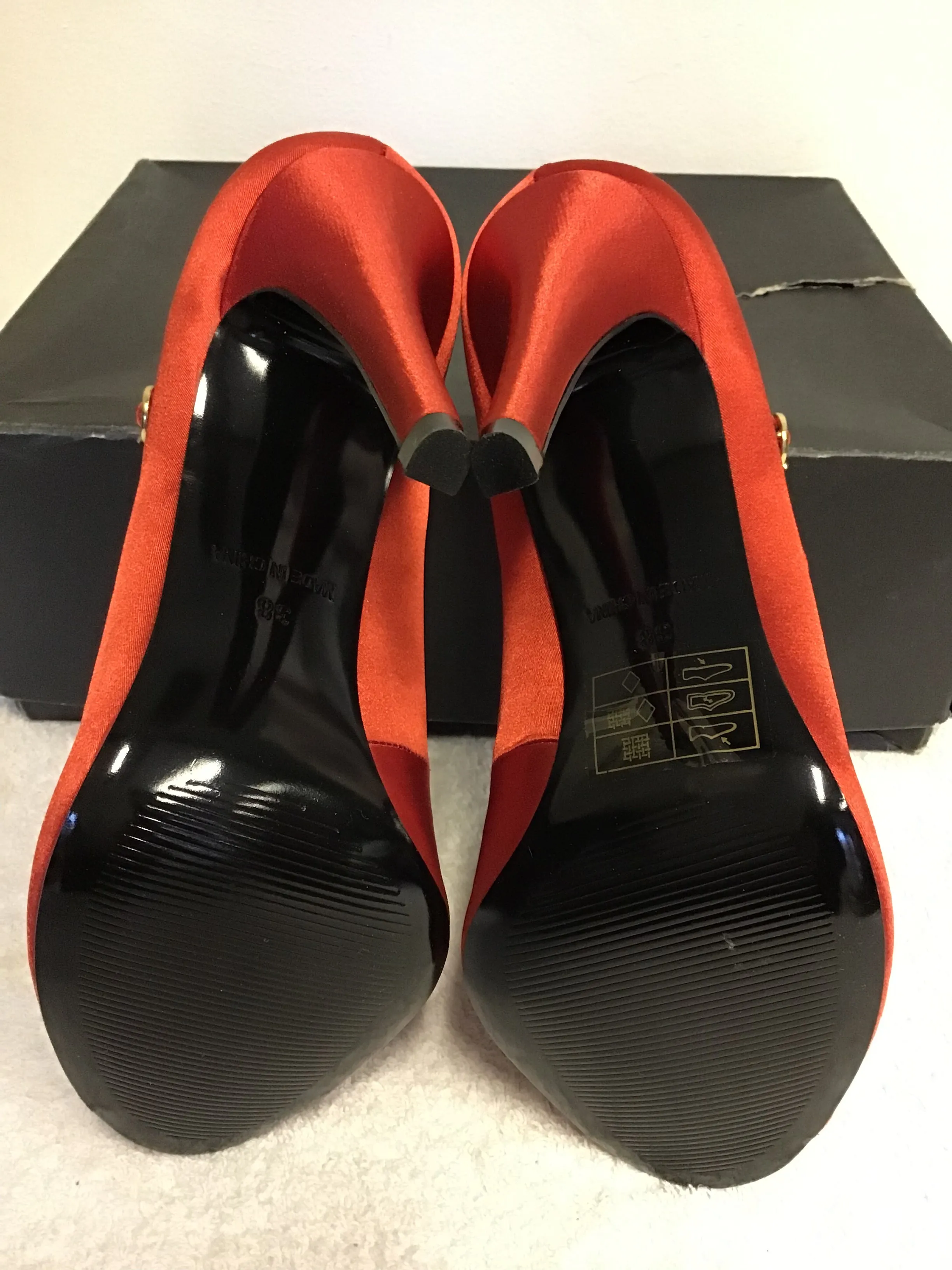 BRAND NEW KURT GEIGER RED SATIN PEEPTOE OCCASION HEELS SIZE 5/38