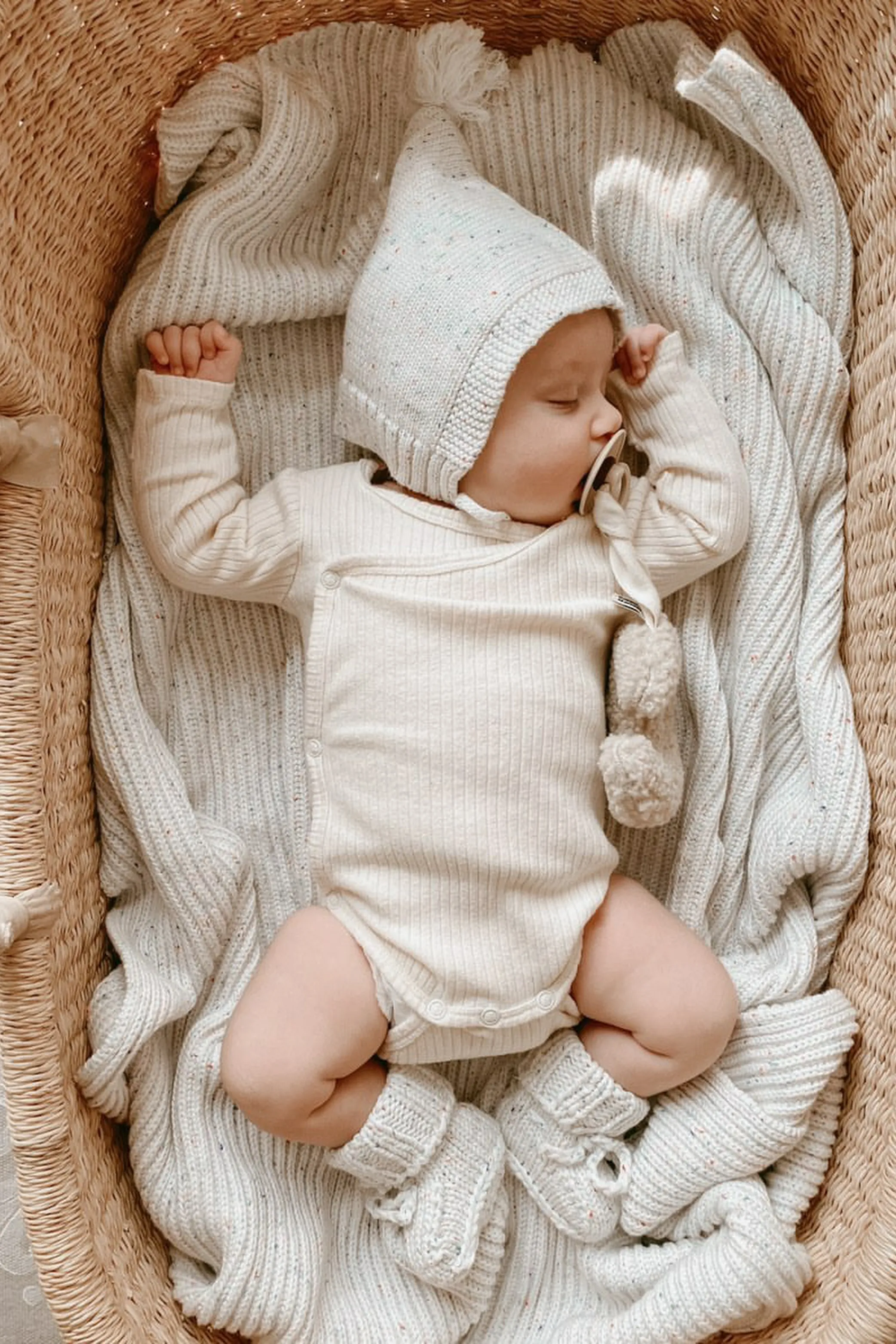 Bundl | Vanilla Speckles Baby Bonnet & Bootie Set